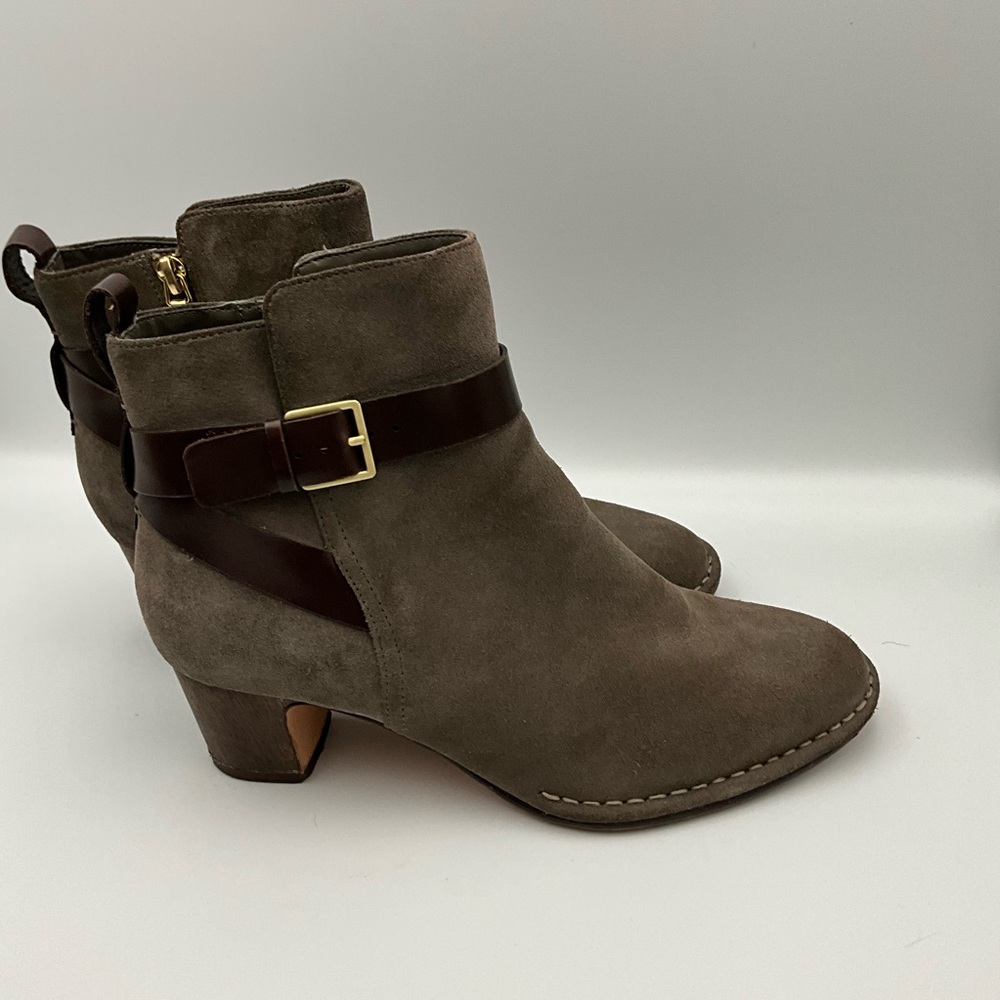 Clarks Ankle Boots Size 8.5 Taupe/Gray with Dark Brown Strap 2” Heel